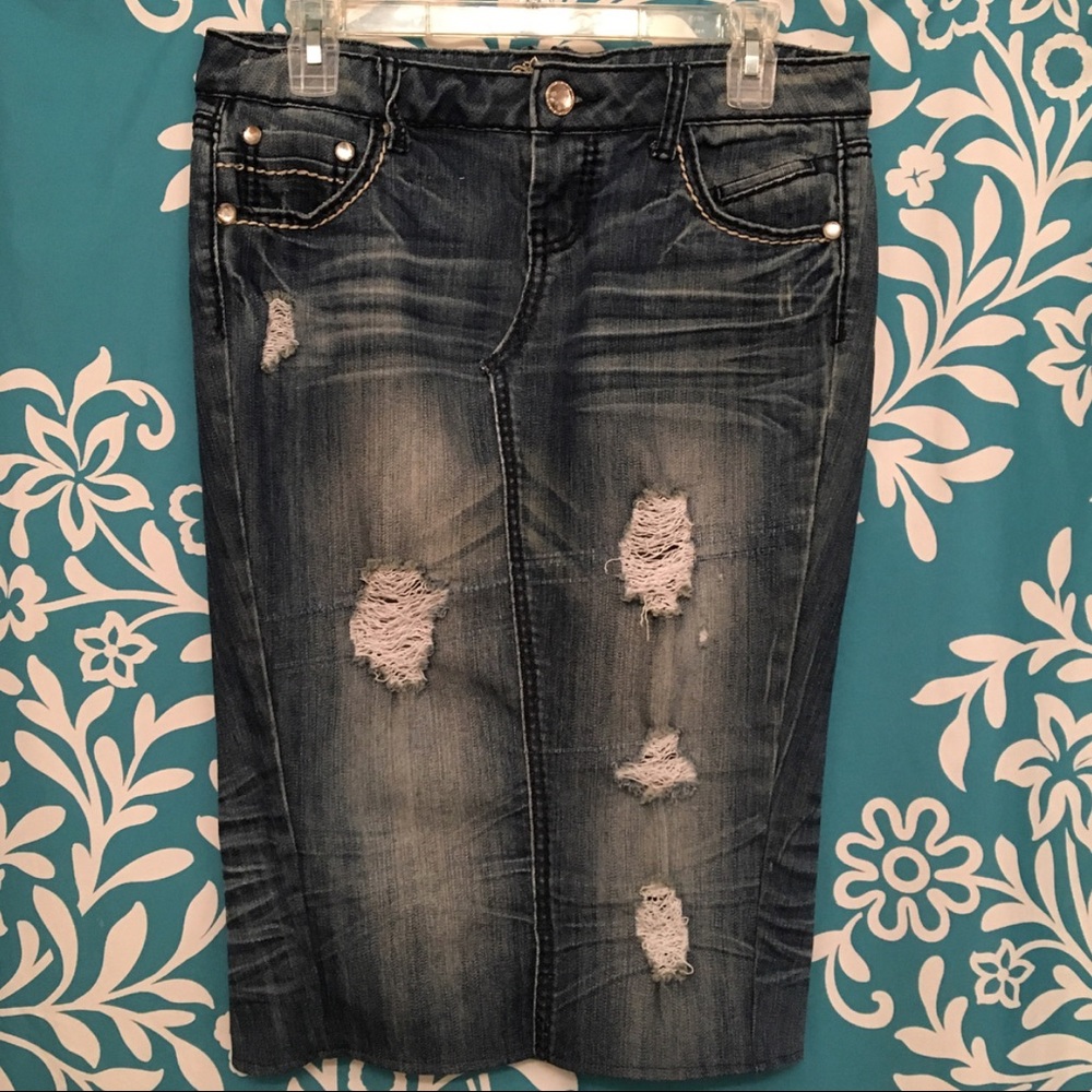 "Almost Famous" Distressed Denim Skirt 😍